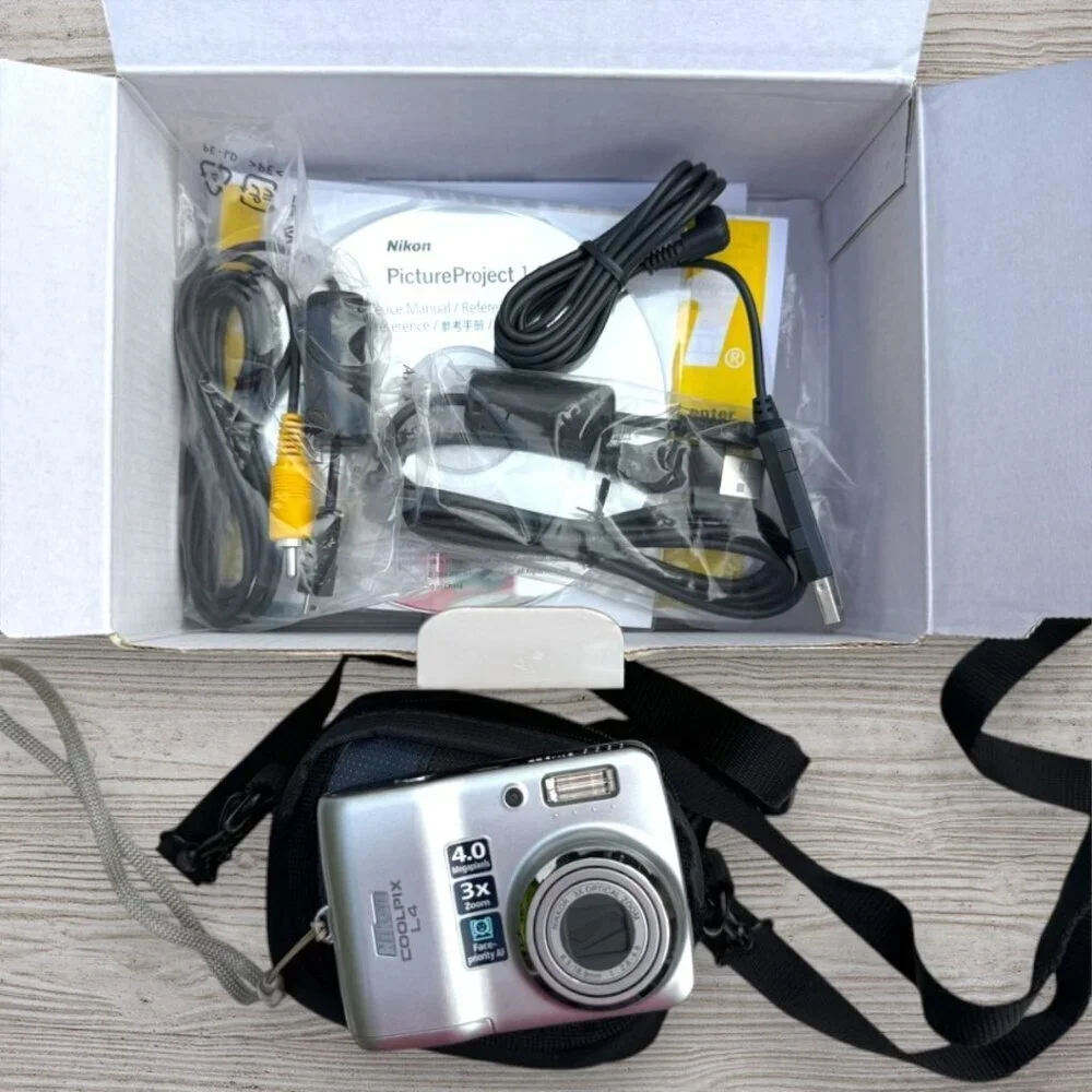 Nikon Coolpix L4 Compact Digital Camera *NOT WORKING* Original Box Case Cables++